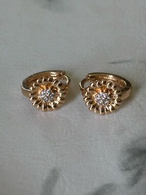 Hugger sunflower earrings
